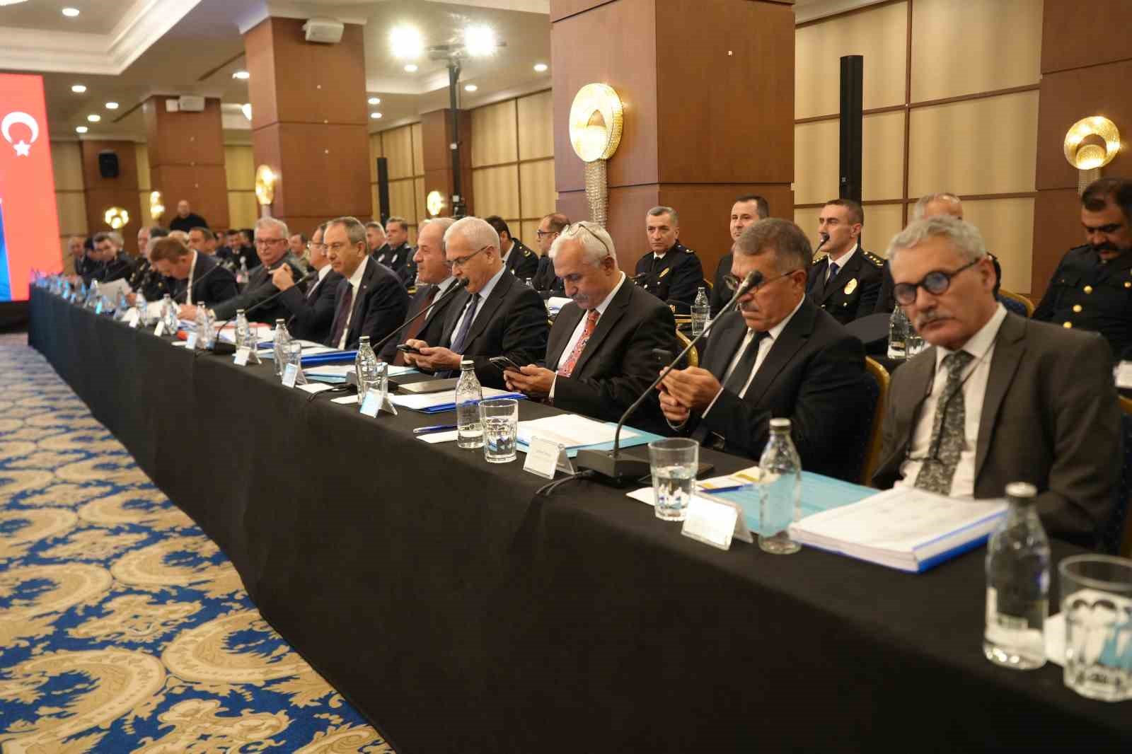 Bakan Yerlikaya: "Tek hedefimiz 688 bin arkadaşımızla aziz milletimizin huzur ve güvenliği" 7 bakan yerlikaya tek hedefimiz 688 bin arkadasimizla aziz milletimizin huzur ve guvenligi 3 AtBdfdfg