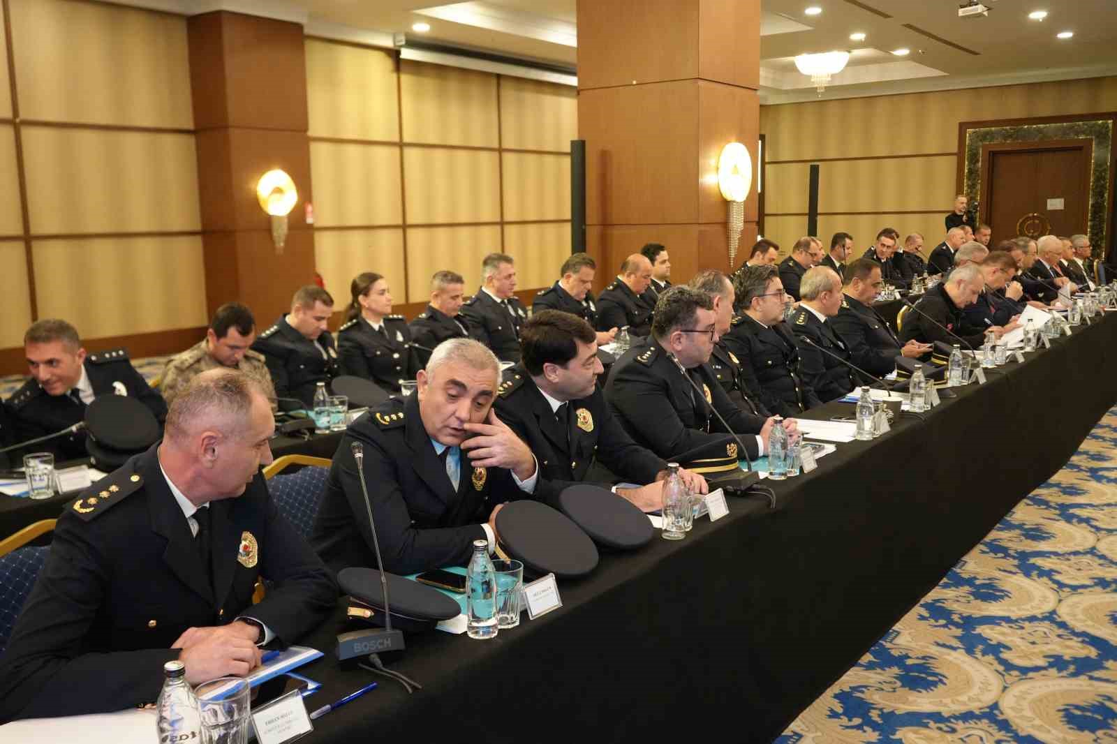 Bakan Yerlikaya: "Tek hedefimiz 688 bin arkadaşımızla aziz milletimizin huzur ve güvenliği" 8 bakan yerlikaya tek hedefimiz 688 bin arkadasimizla aziz milletimizin huzur ve guvenligi 4 qGXOzW2a