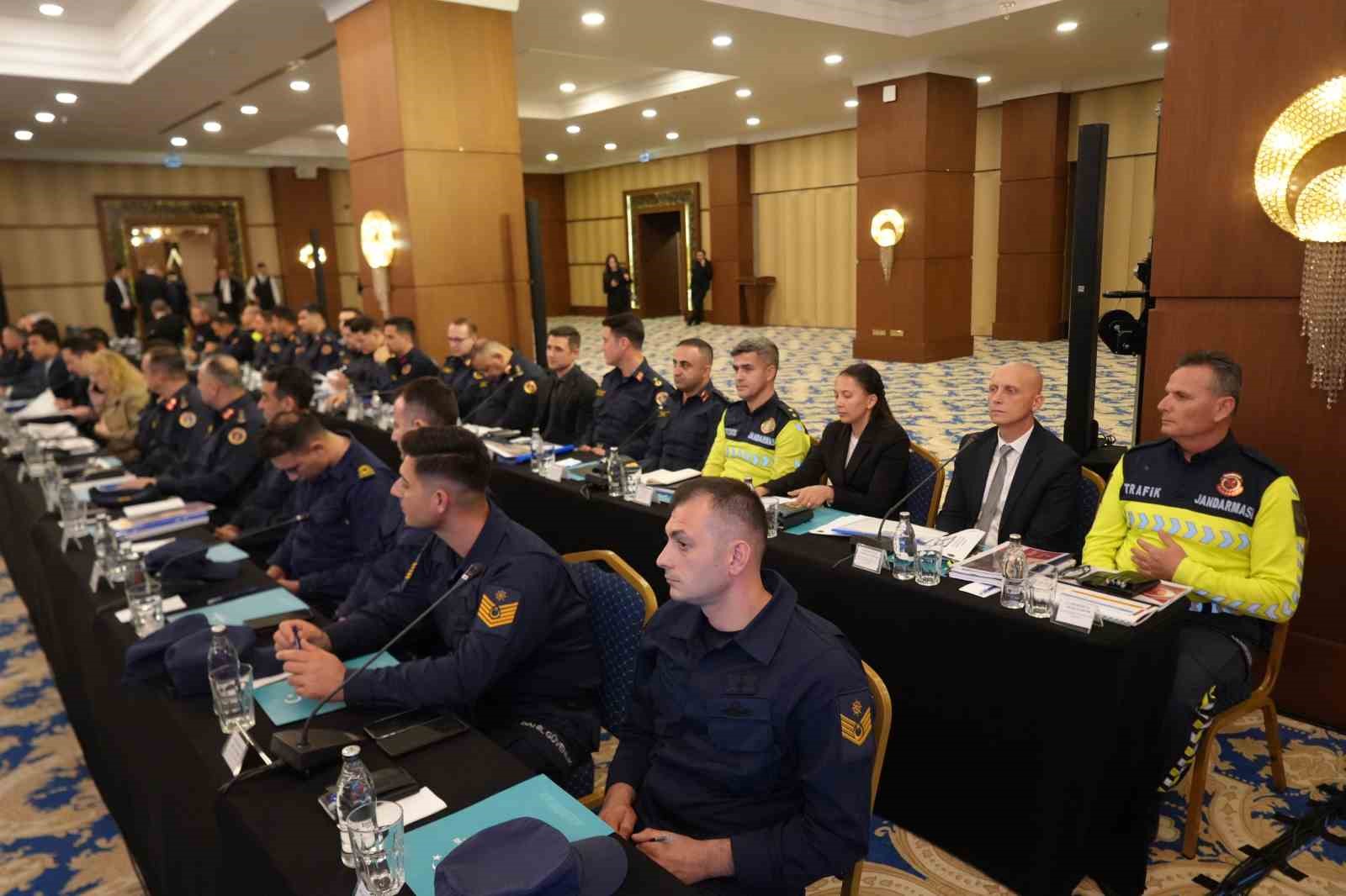 Bakan Yerlikaya: "Tek hedefimiz 688 bin arkadaşımızla aziz milletimizin huzur ve güvenliği" 9 bakan yerlikaya tek hedefimiz 688 bin arkadasimizla aziz milletimizin huzur ve guvenligi 5 WPR31yt5