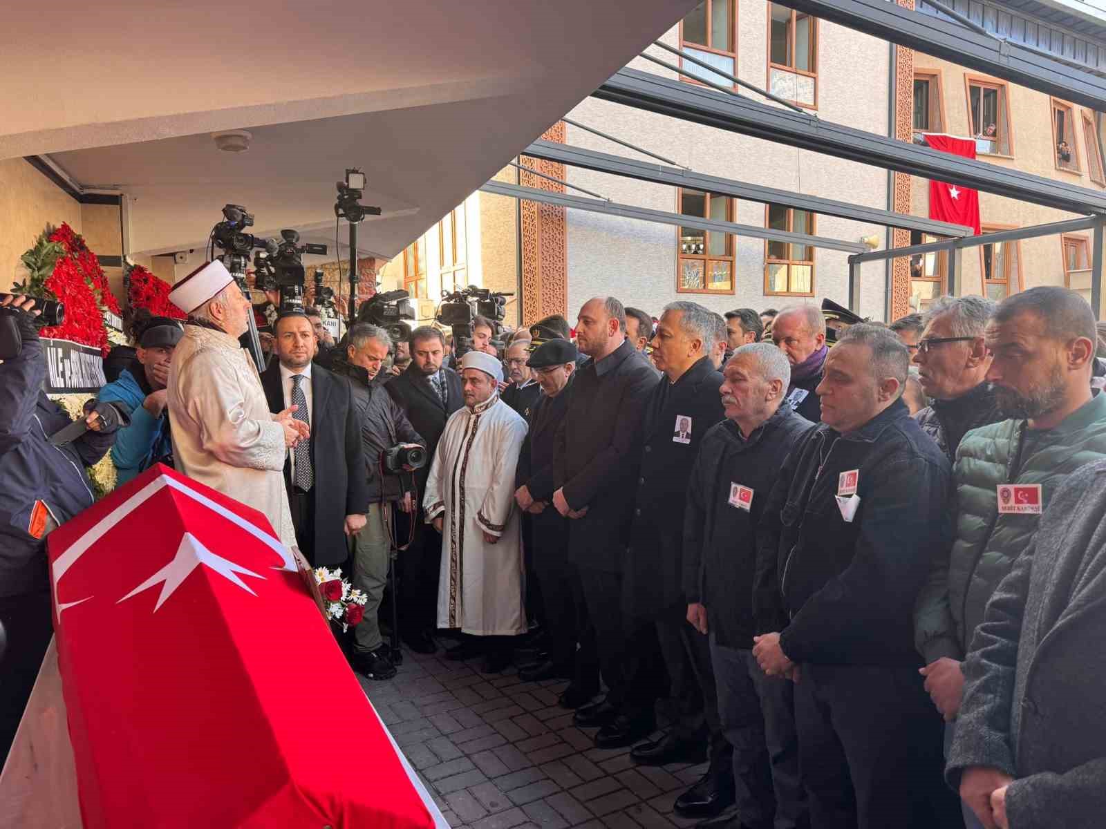 bakan yerlikaya yalovada sehit cenazesine katildi 1 UEylaLZM