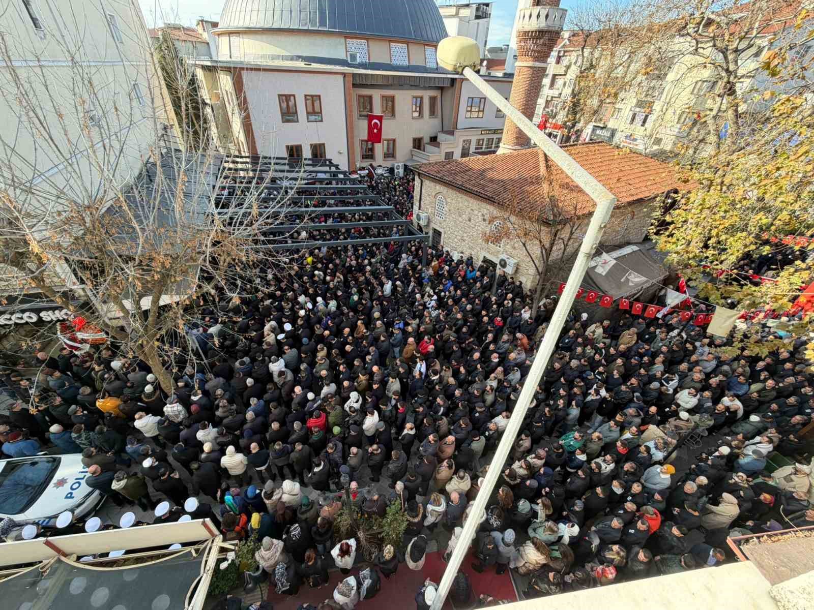 bakan yerlikaya yalovada sehit cenazesine katildi 5 TwuO7lMX