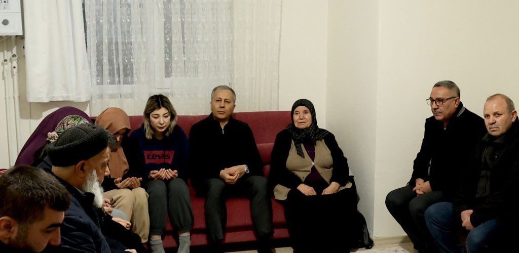 bakan yerlikaya yalovada sehit polis yasin kocyigitin ailesini ziyaret etti 2 uHf72TQK