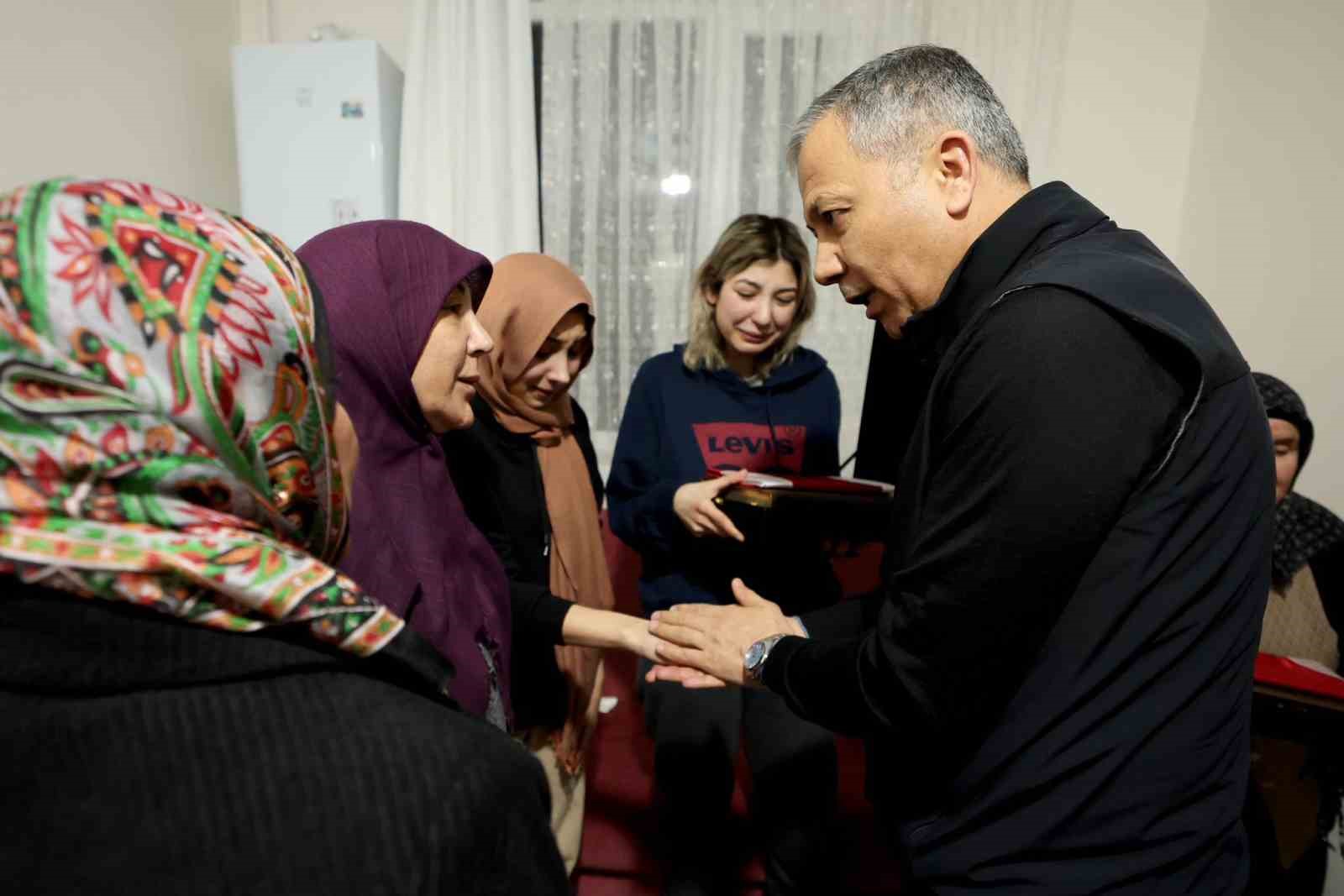 bakan yerlikaya yalovada sehit polis yasin kocyigitin ailesini ziyaret etti 3 KGQldjjV