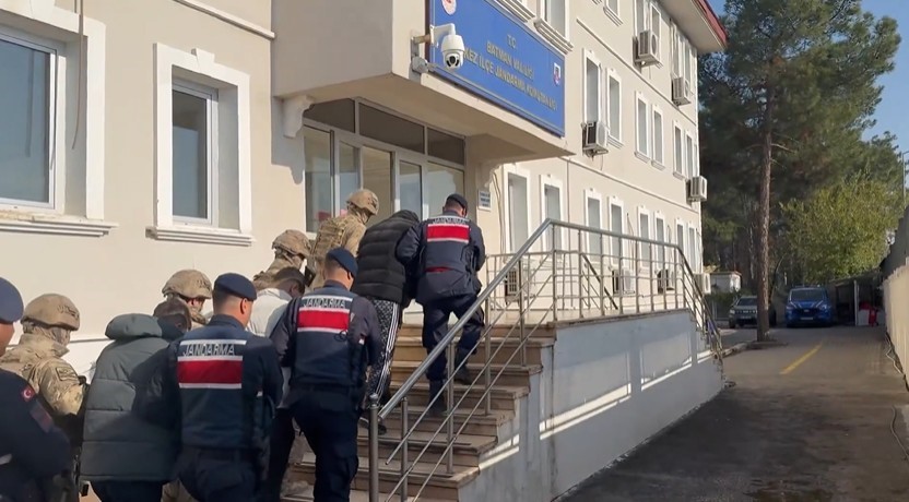Bakan Yerlikaya: "Yasa dışı bahis suçuna yönelik operasyonlarda 42 şüpheliyi yakaladık, 27’si tutuklandı" 4 bakan yerlikaya yasa disi bahis sucuna yonelik operasyonlarda 42 supheliyi yakaladik 27si tutuklandi 0 lqjlnhsv