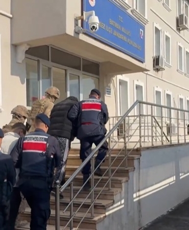 bakan-yerlikaya-yasa-disi-bahis-sucuna-yonelik-operasyonlarda-42-supheliyi-yakaladik-27si-tutuklandi-TknsfmUj.jpg