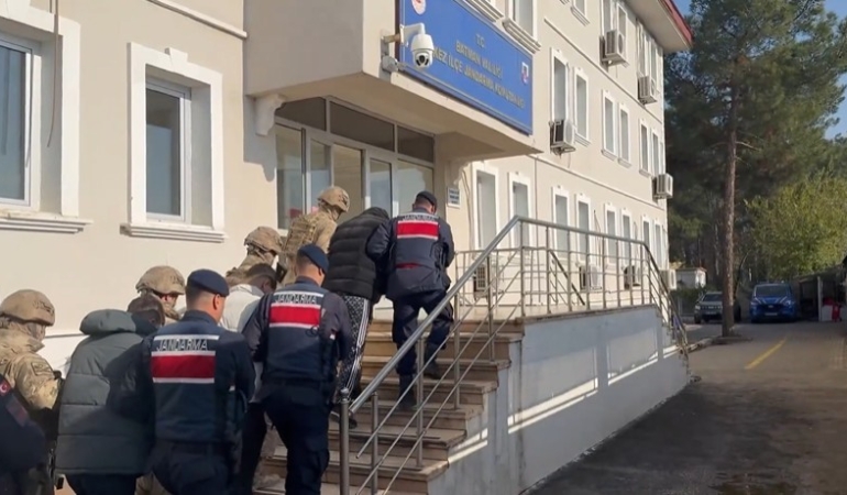 bakan-yerlikaya-yasa-disi-bahis-sucuna-yonelik-operasyonlarda-42-supheliyi-yakaladik-27si-tutuklandi-TknsfmUj.jpg