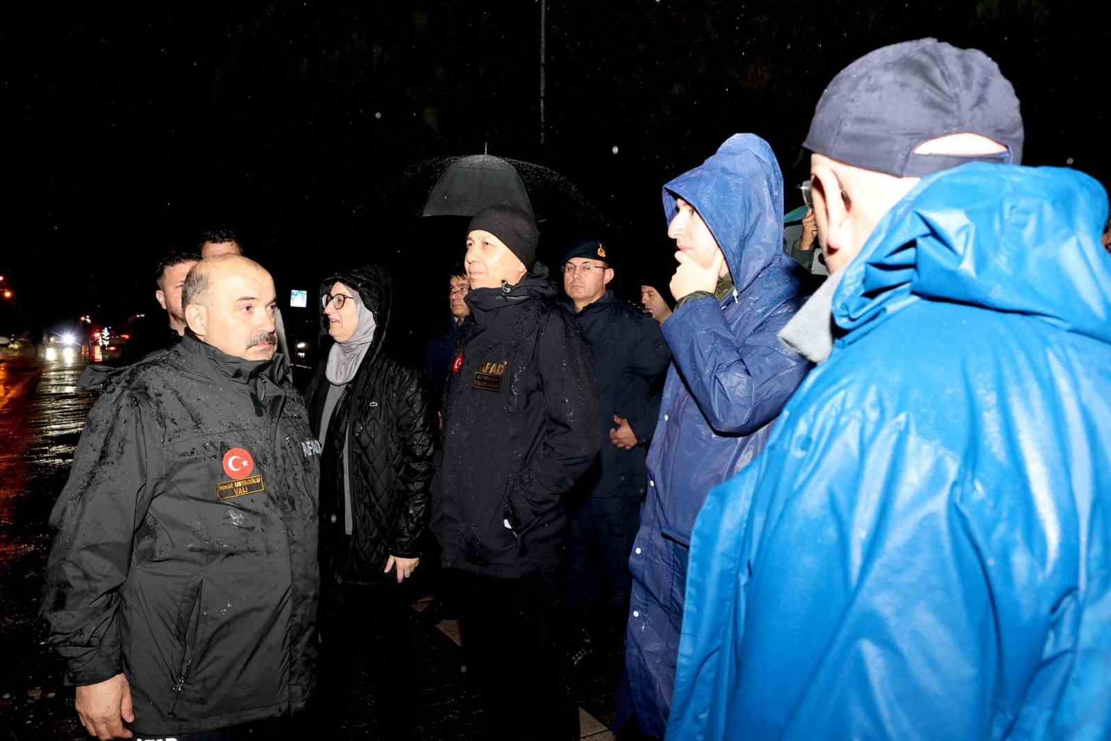 bakan yerlikaya yikilan 3 bina ve 1 is yerinde incelemelerde bulunduk 1 aT7PsA2e