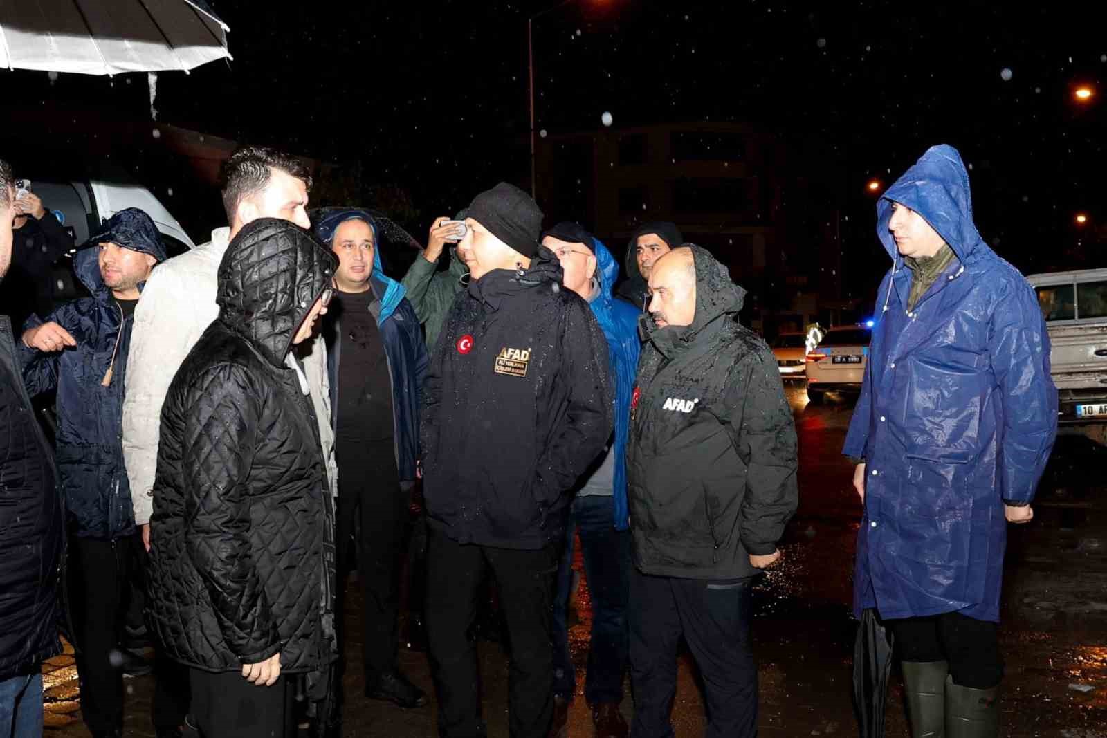 bakan yerlikaya yikilan 3 bina ve 1 is yerinde incelemelerde bulunduk 3 1VXOj4Dm