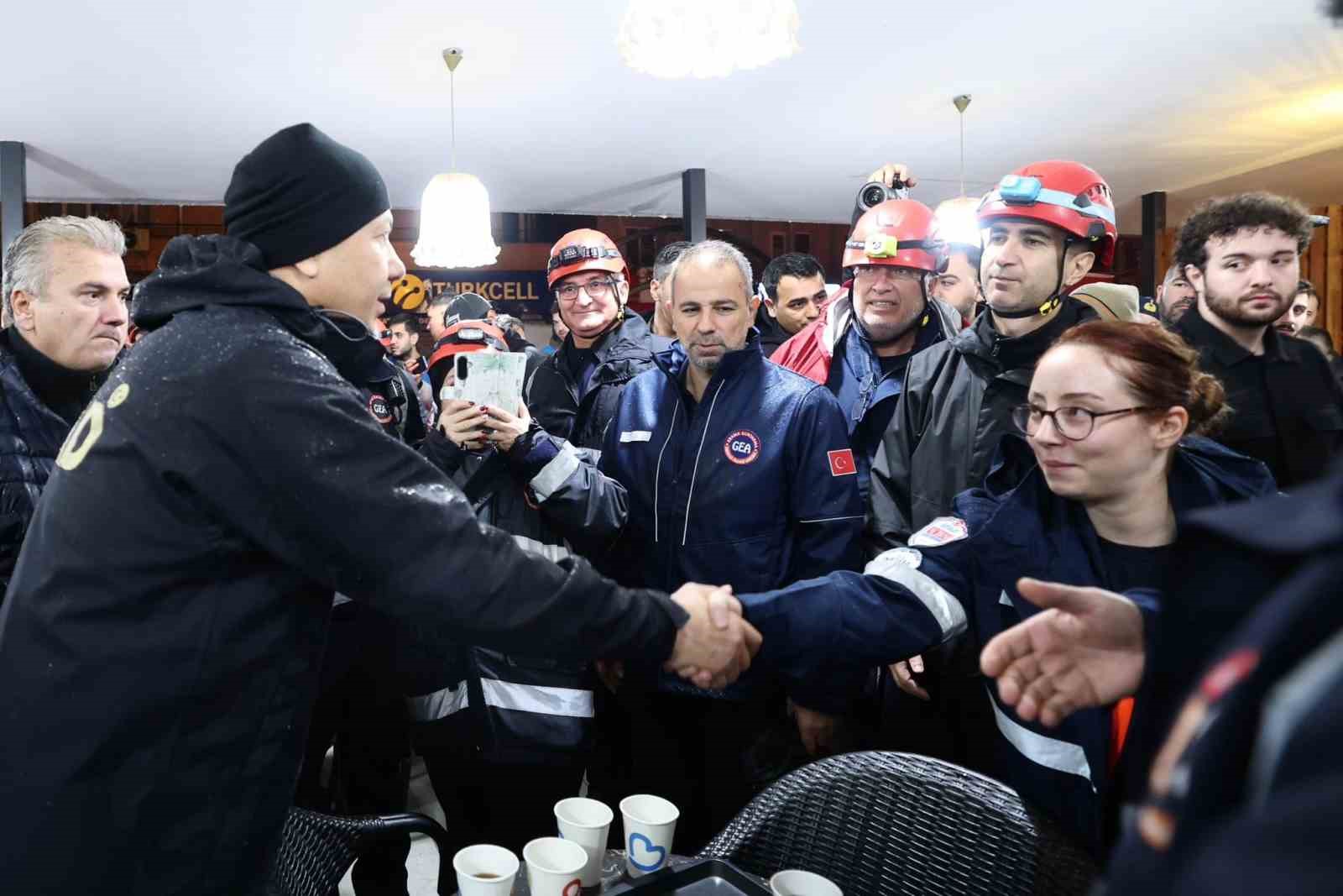 bakan yerlikaya yikilan 3 bina ve 1 is yerinde incelemelerde bulunduk 4 khIAukKP