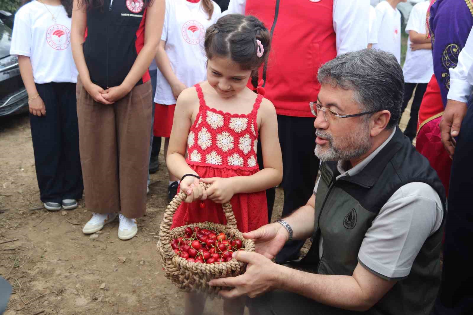 Bakan Yumaklı: "2026 tarımsal desteklerimizi gübre ve mazot artışına göre yeniden güncelleyeceğiz" 8 bakan yumakli 2026 tarimsal desteklerimizi gubre ve mazot artisina gore yeniden guncelleyecegiz 4 gFVHeUm5