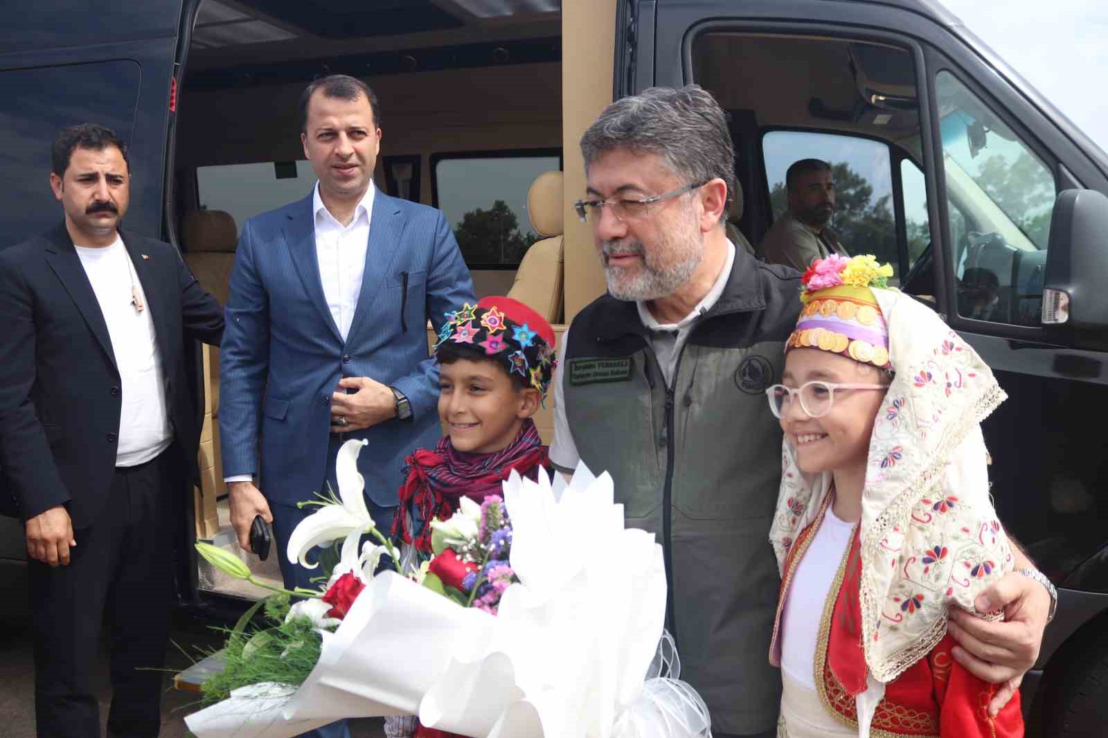 bakan yumakli 28 ucak 119 helikopter 14 iha ile yesil vatanimiza havadan kalkan oluyoruz