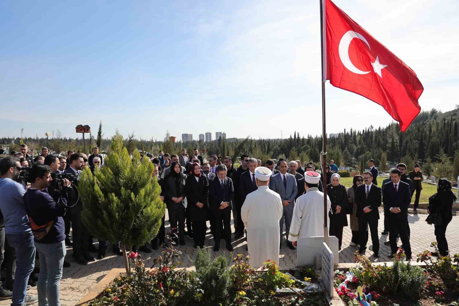 bakan yumakli deprem sehitlerinin kabirlerini ziyaret etti 0 iMvgGG2G