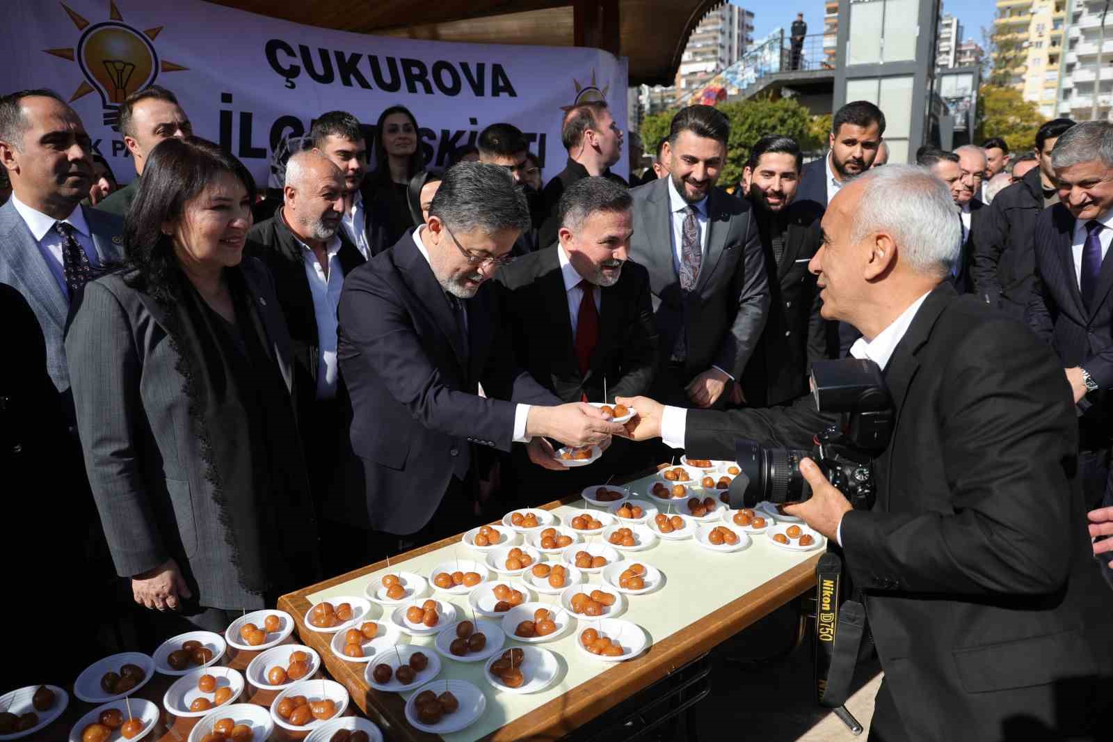 bakan yumakli deprem sehitlerinin kabirlerini ziyaret etti 3 E6XVgjTX