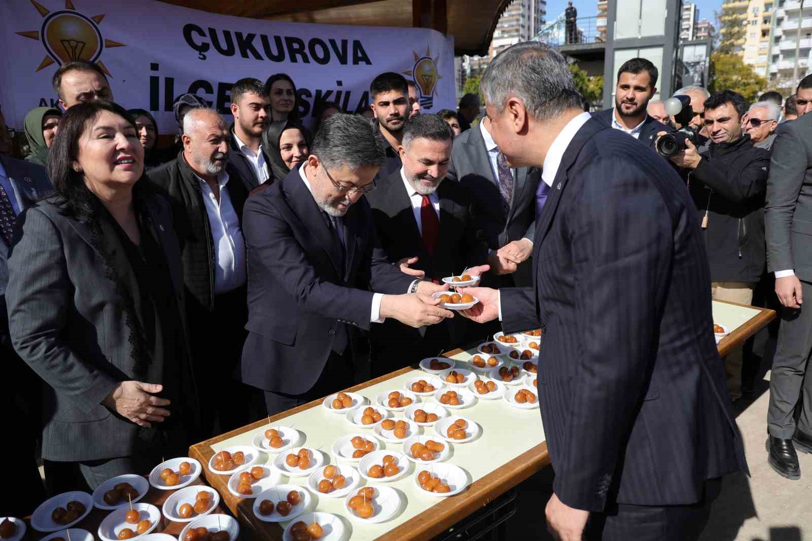 bakan yumakli deprem sehitlerinin kabirlerini ziyaret etti 4 2ZLl8ZXk