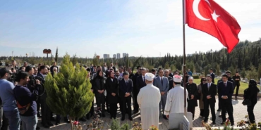 bakan-yumakli-deprem-sehitlerinin-kabirlerini-ziyaret-etti-5fGy8g6C.jpg