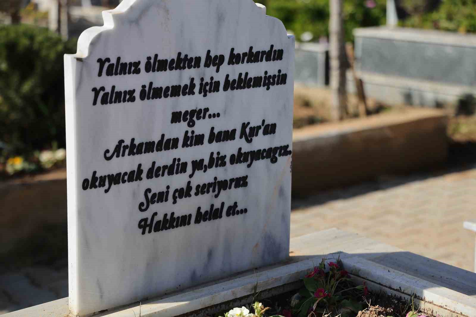 bakan yumakli deprem sehitlerinin kabirlerini ziyaret etti 6 A6nqjH9f