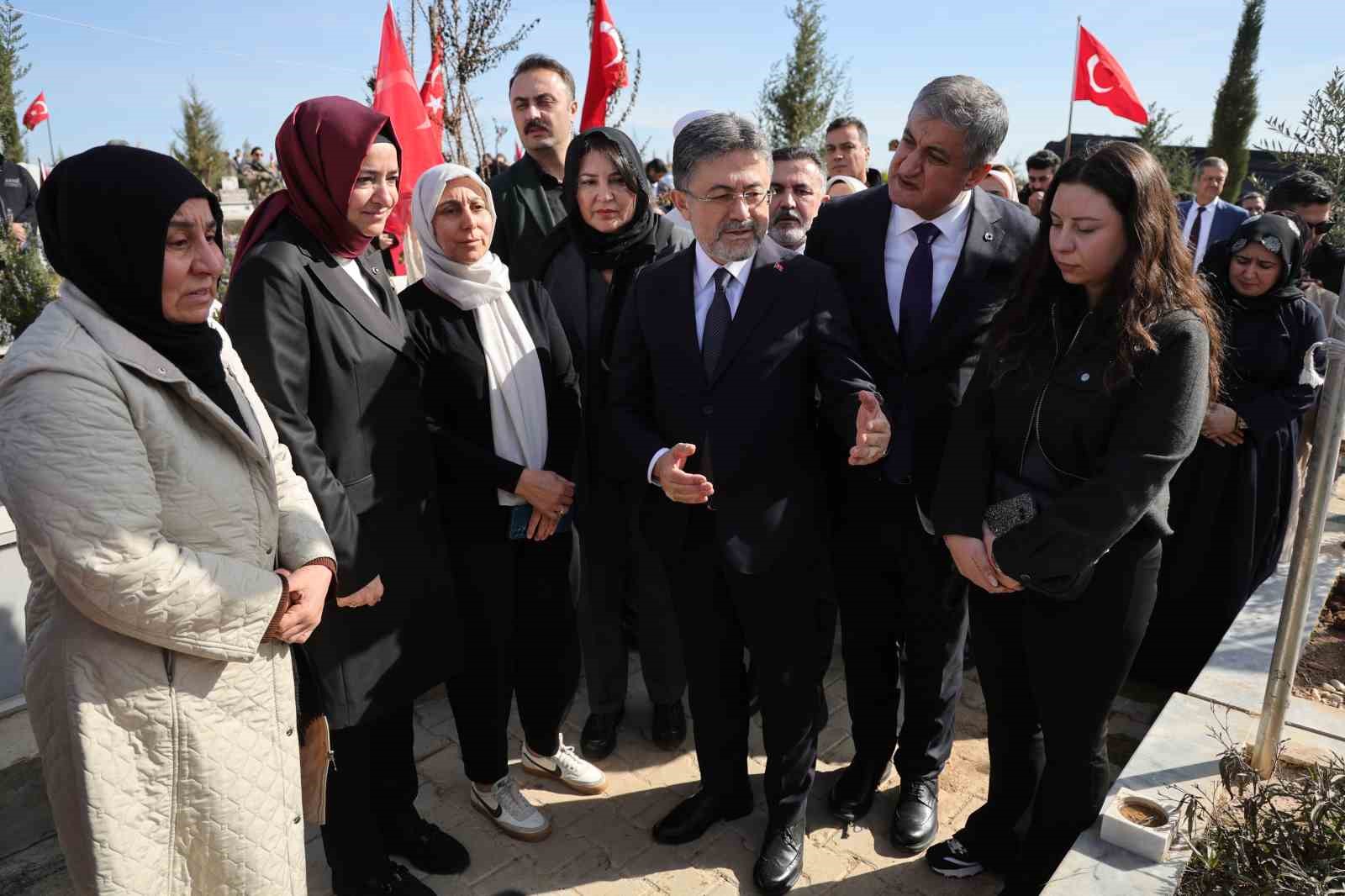 bakan yumakli deprem sehitlerinin kabirlerini ziyaret etti 8 R2jDyC8a