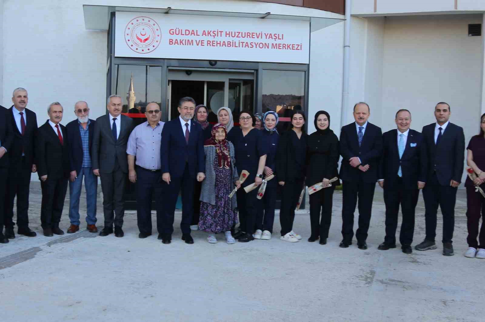 bakan yumakli huzurevindeki kadinlarin 8 mart dunya kadinlar gununu kutladi 4 vzefhXpS