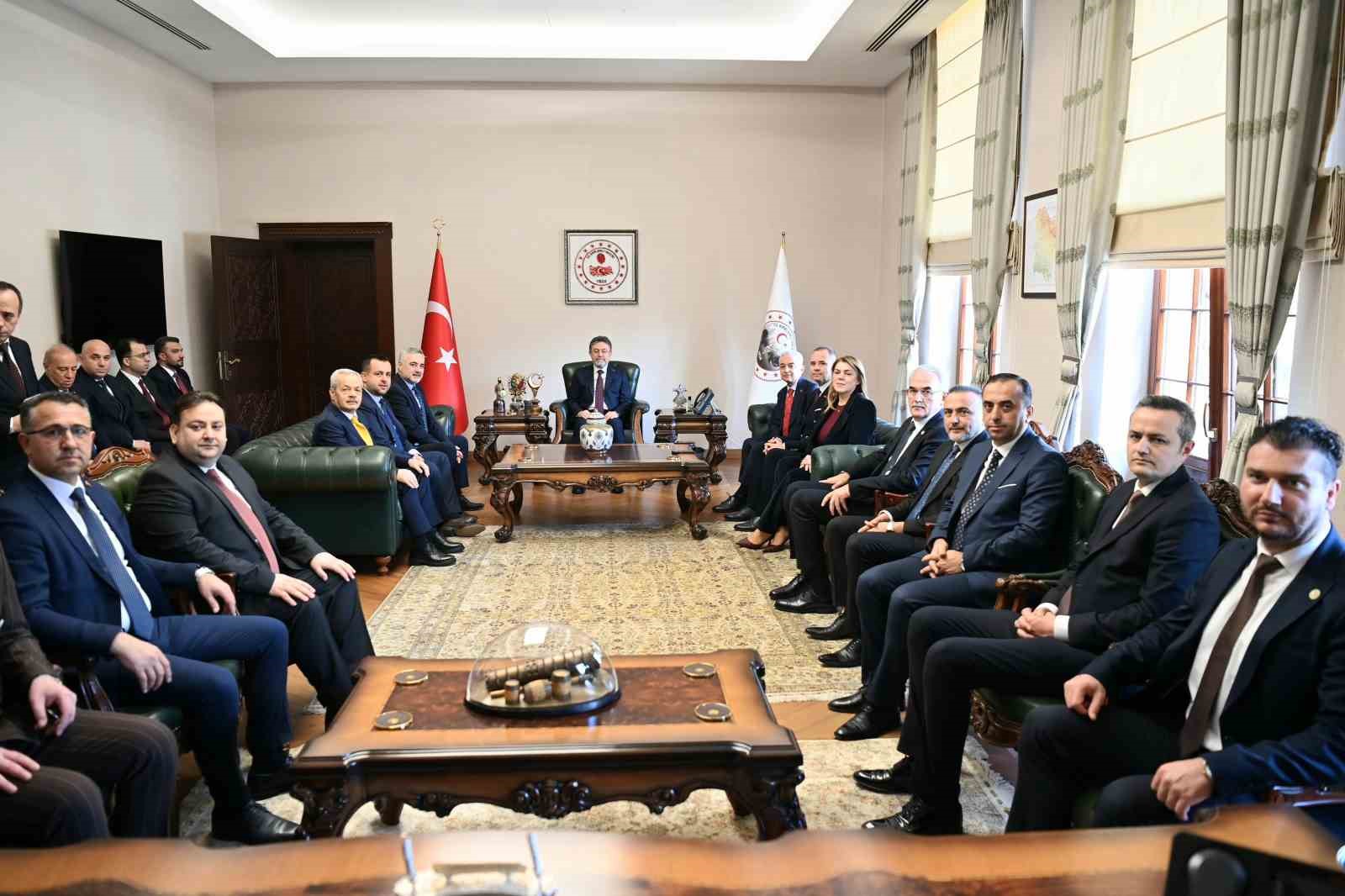 Bakan Yumaklı Kırklareli Valiliği bahçesine fidan dikti 6 bakan yumakli kirklareli valiligi bahcesine fidan dikti 2 3Etjm33D