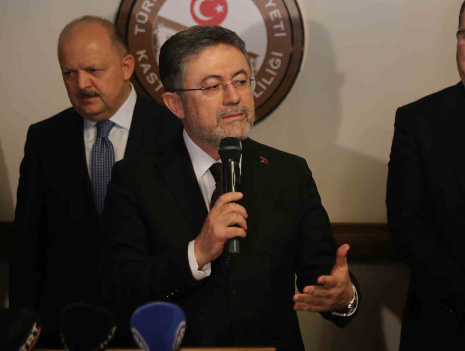 bakan yumakli memleketi kastamonuda vatandaslarla bayramlasti 1 cQn5JmOa