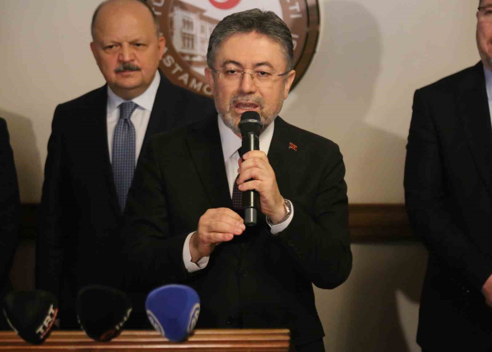 bakan yumakli memleketi kastamonuda vatandaslarla bayramlasti 2 vmrpIhNj