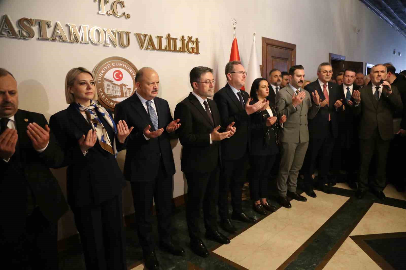 bakan yumakli memleketi kastamonuda vatandaslarla bayramlasti 4
