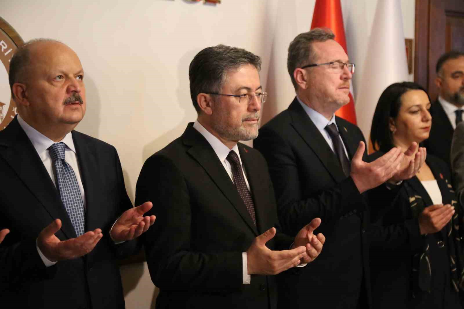 bakan yumakli memleketi kastamonuda vatandaslarla bayramlasti 5 8mRABbHq