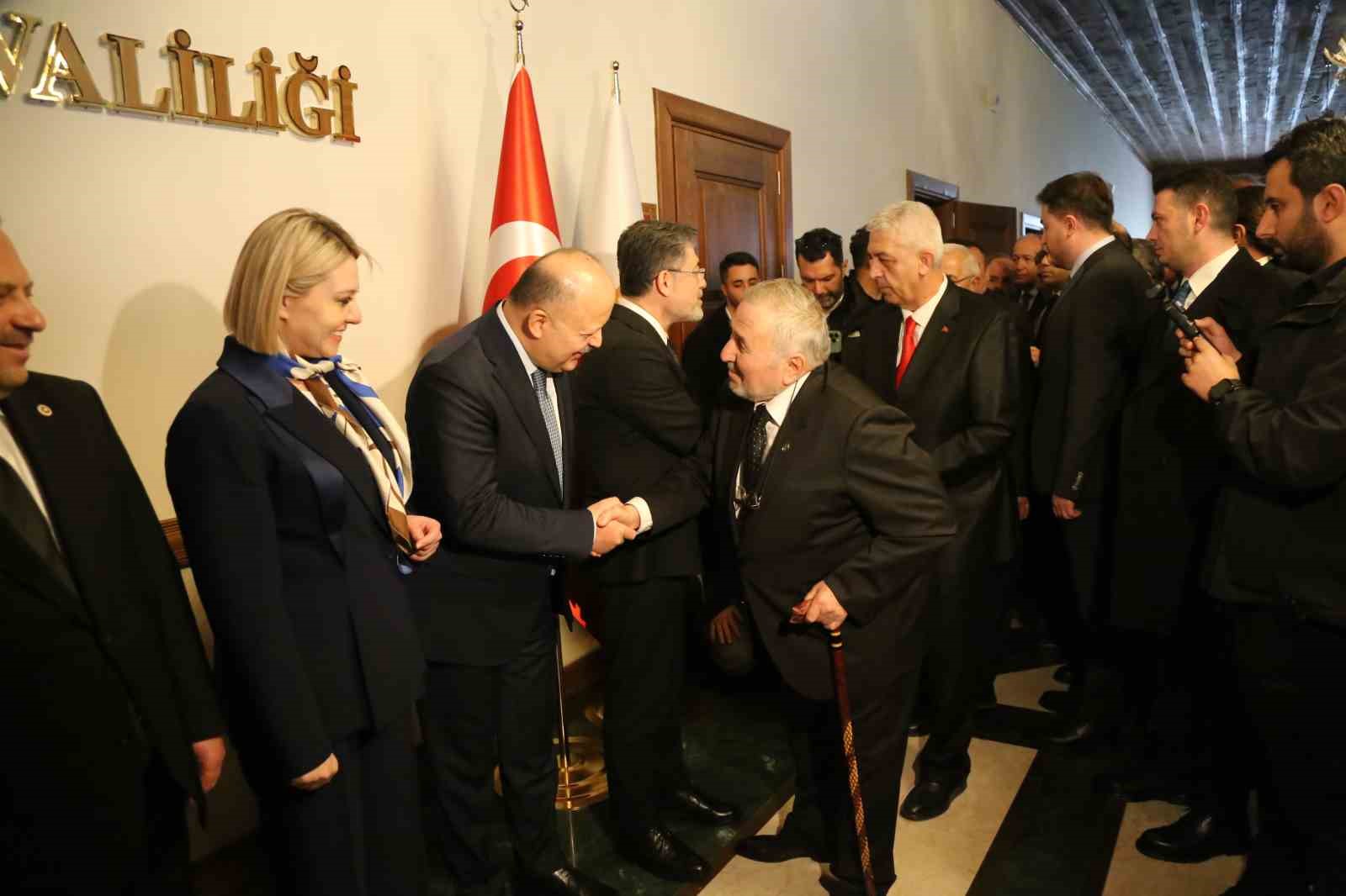 bakan yumakli memleketi kastamonuda vatandaslarla bayramlasti 6 lmgj2yD8