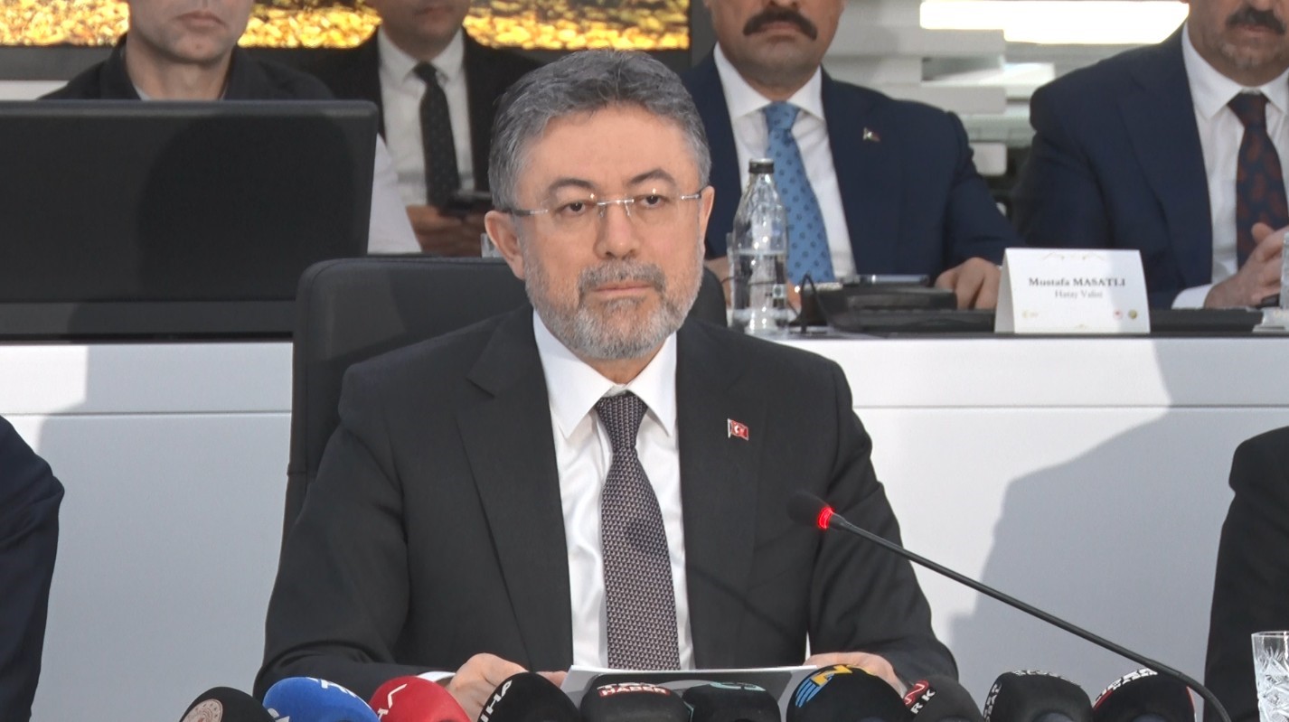 bakan yumakli orman yanginlariyla mucadelede 28 ucak 119 helikopter ve 14 iha ile mucadeleyi L5GjqkJz