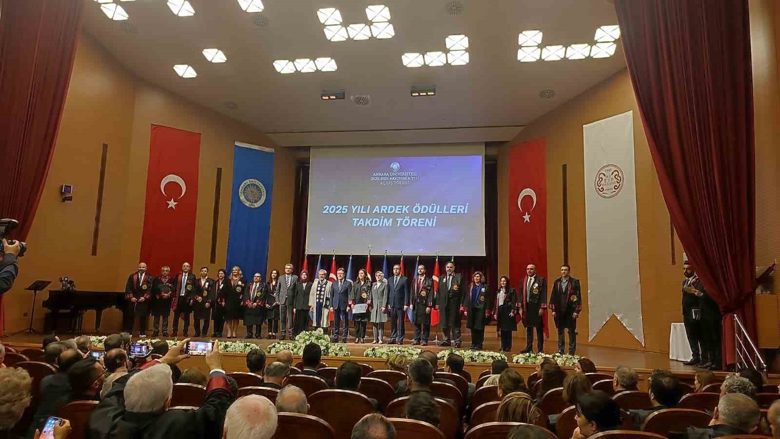 bakan yumakli tarim sektorumuzun gelisiminde de bilimsel bilginin gucunu topragin bereketiyle bulusturmamiz gerekiyor 0 n18QqFQT