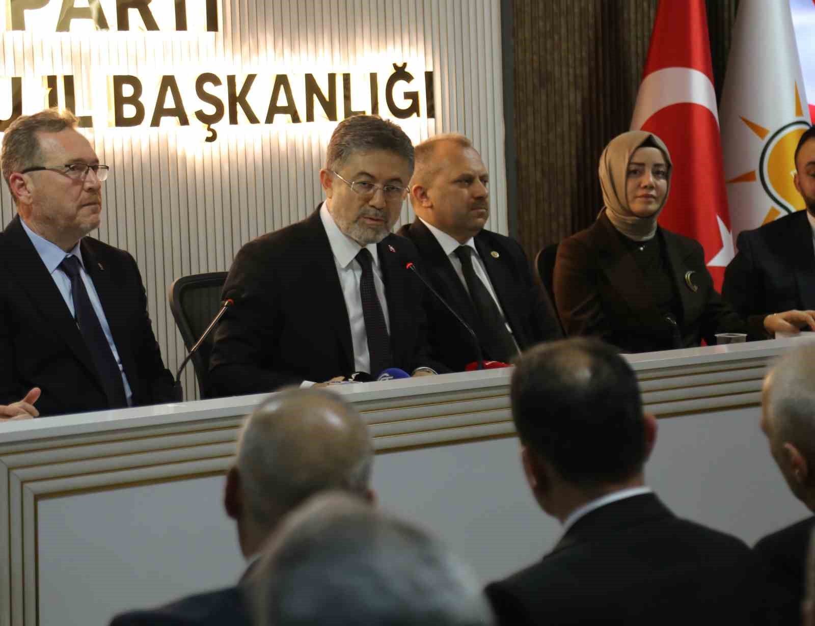 Bakan Yumaklı: "Üç tarafı denizlerle çevrili güzel ülkemin beş tarafı çatışmalarla, savaşlarla, her türlü krizle çevrilmiş durumda" 7 bakan yumakli uc tarafi denizlerle cevrili guzel ulkemin bes tarafi catismalarla savaslarla her turlu lGZah17U