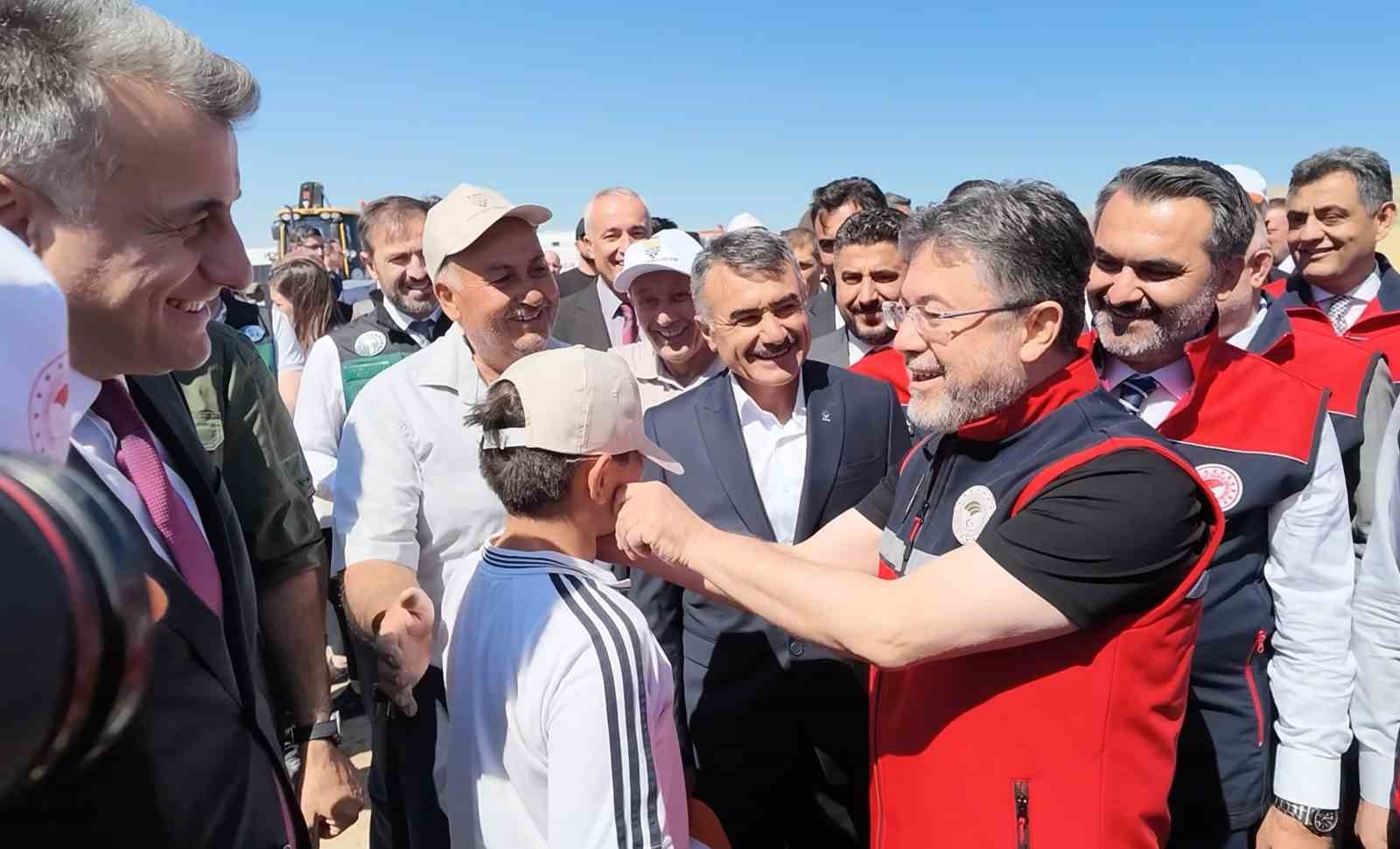 bakan yumaklidan elini opmek isteyen cocuga esprili cevap 0 W7ptCqkm