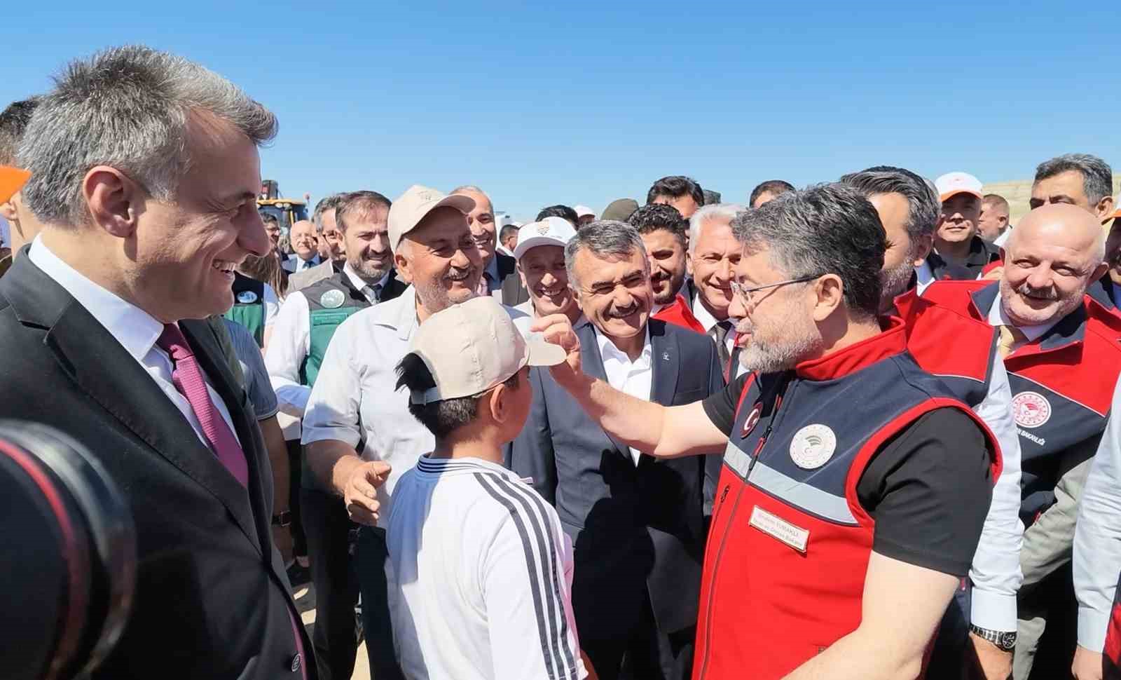 bakan yumaklidan elini opmek isteyen cocuga esprili cevap 1 MVdVYO5f