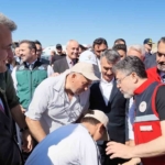 bakan-yumaklidan-elini-opmek-isteyen-cocuga-esprili-cevap-zZs4sTtc.jpg