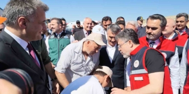 bakan-yumaklidan-elini-opmek-isteyen-cocuga-esprili-cevap-zZs4sTtc.jpg