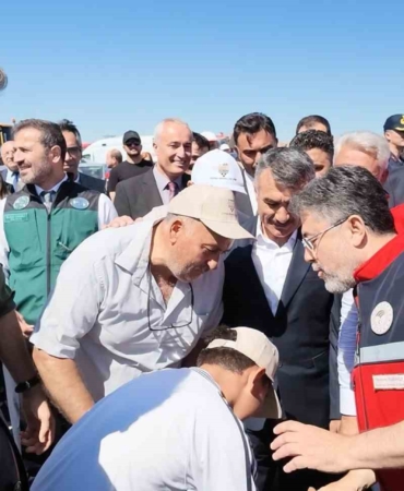 bakan-yumaklidan-elini-opmek-isteyen-cocuga-esprili-cevap-zZs4sTtc.jpg