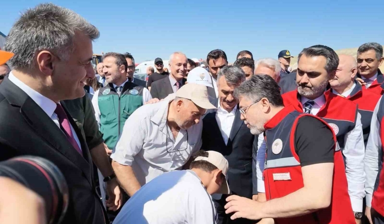 bakan-yumaklidan-elini-opmek-isteyen-cocuga-esprili-cevap-zZs4sTtc.jpg