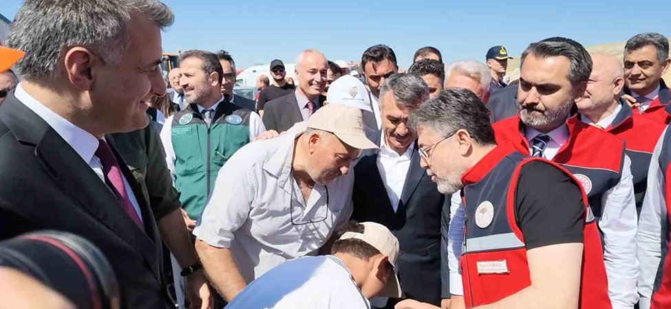 bakan-yumaklidan-elini-opmek-isteyen-cocuga-esprili-cevap-zZs4sTtc.jpg