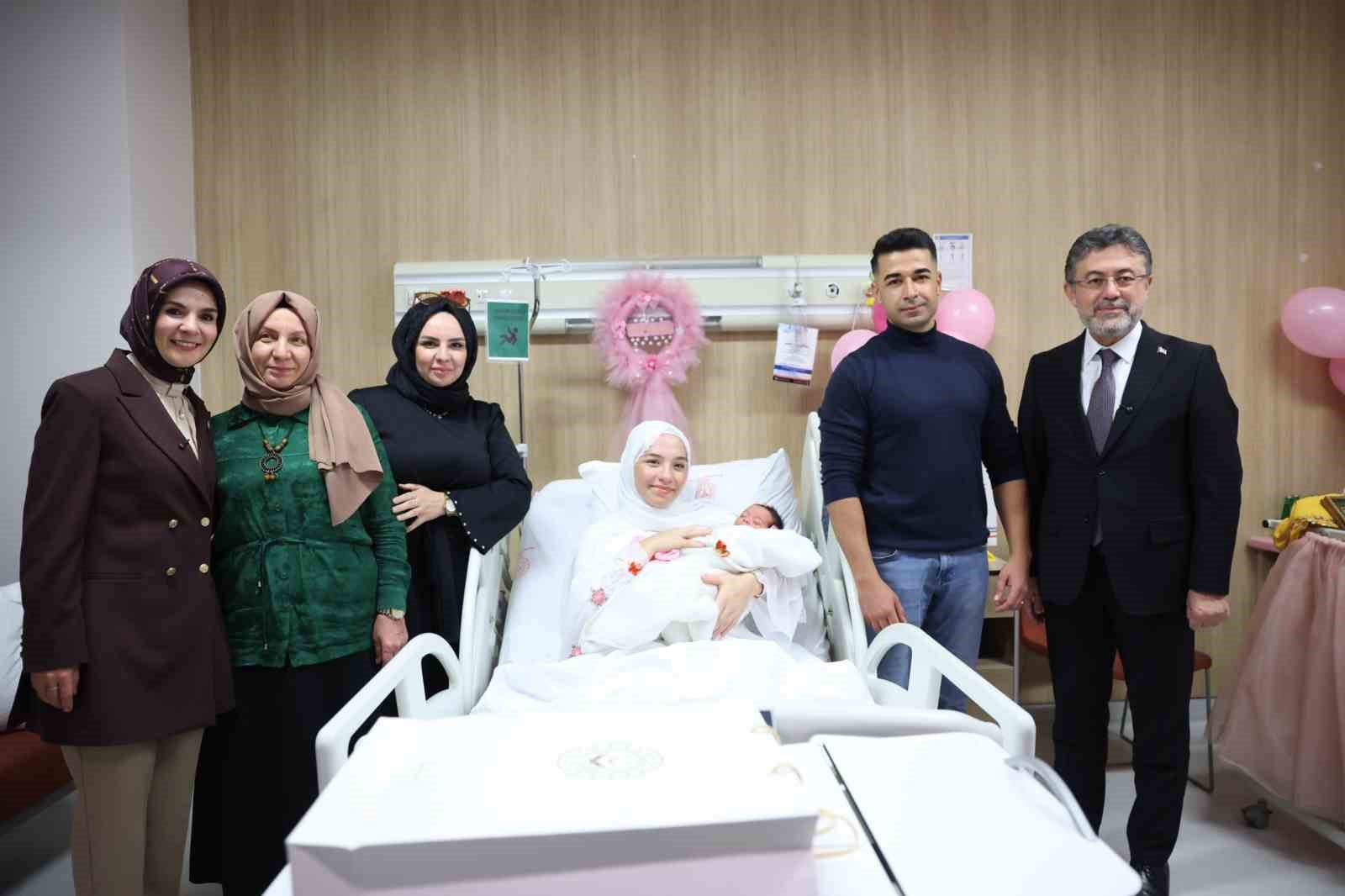 Bakanlar Göktaş ve Yumaklı’dan "Her Aile 1 Fidan Sevdamız Yeşil Vatan" kampanyası kapsamında yeni doğan bebeklere ziyaret 6 bakanlar goktas ve yumaklidan her aile 1 fidan sevdamiz yesil vatan kampanyasi kapsaminda yeni GiTTF3Fl