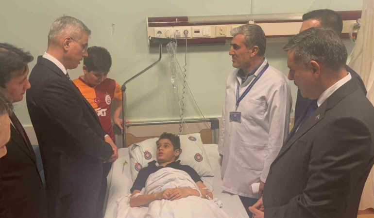 bakanlar-yarali-ogrencileri-ziyaret-etti-Uts5XQMh.jpg