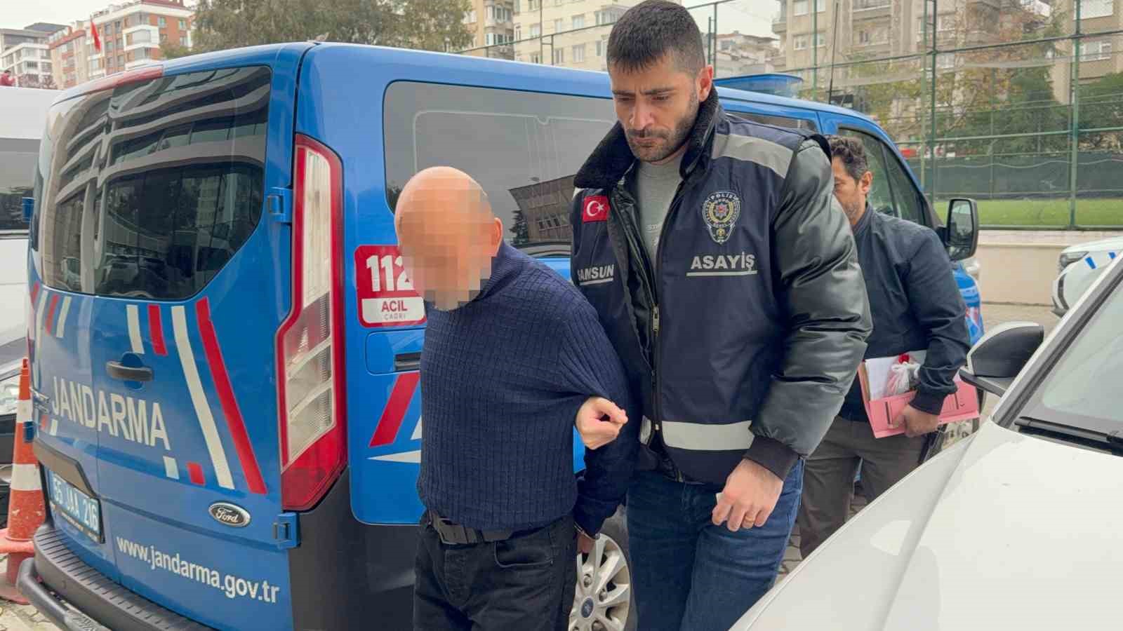 bakici olarak evine gittigi yasli adamin cebinde 8 bin lira bulunan montu caldi 1 5cLMW368