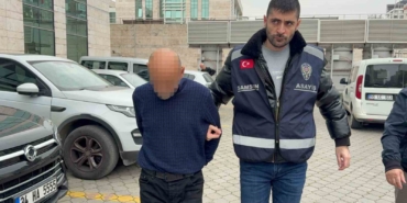 bakici-olarak-evine-gittigi-yasli-adamin-cebinde-8-bin-lira-bulunan-montu-caldi-weEcjw69.jpg