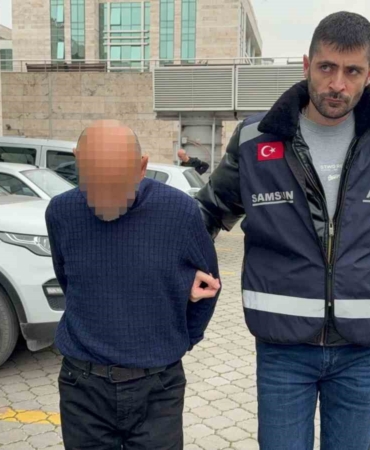 bakici-olarak-evine-gittigi-yasli-adamin-cebinde-8-bin-lira-bulunan-montu-caldi-weEcjw69.jpg