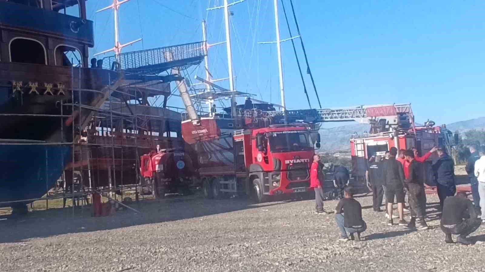 Bakım sırasında tur teknesi alev aldı dumandan etkilenen işçi hastanelik oldu 5 bakim sirasinda tur teknesi alev aldi dumandan etkilenen isci hastanelik oldu 1 VPEPUKU3