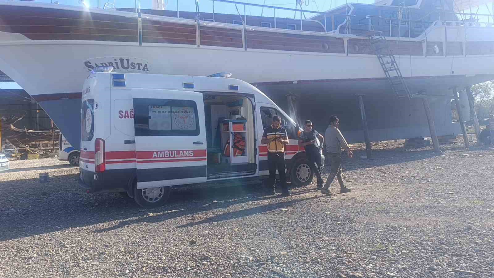 Bakım sırasında tur teknesi alev aldı dumandan etkilenen işçi hastanelik oldu 6 bakim sirasinda tur teknesi alev aldi dumandan etkilenen isci hastanelik oldu 2 JhI5H2nf