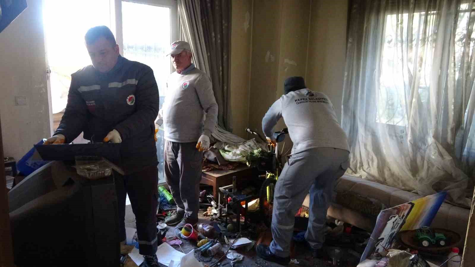 bakimevine yerlestirilen yasli adamin evinden 2 kamyon cop cikti 0 UUQ1M47S