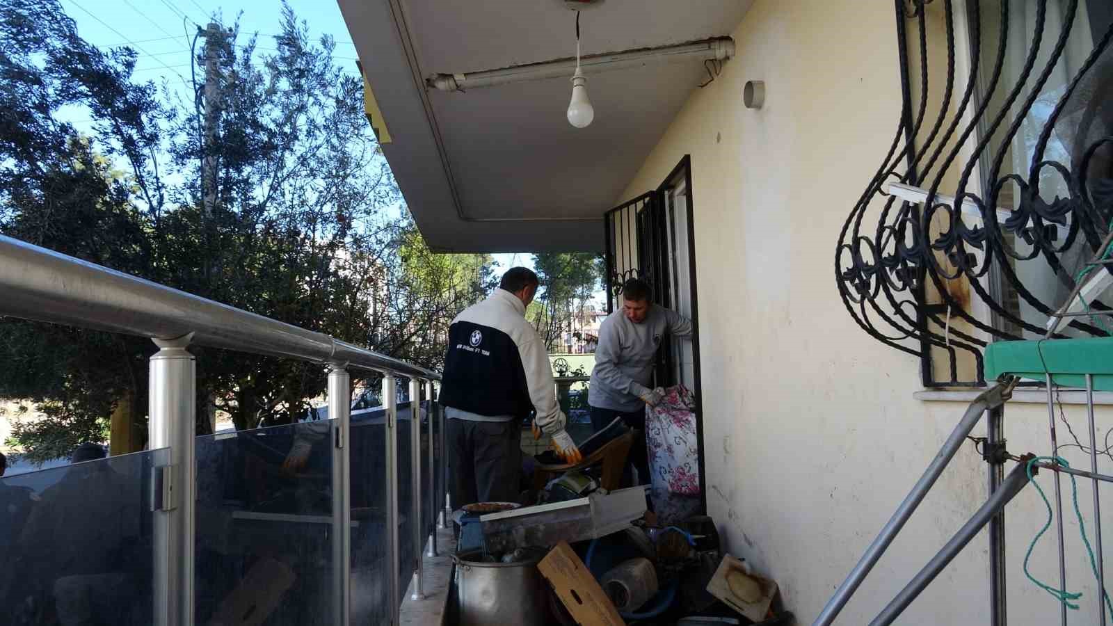 bakimevine yerlestirilen yasli adamin evinden 2 kamyon cop cikti 4