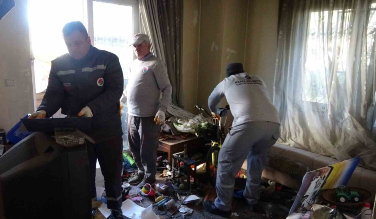 bakimevine-yerlestirilen-yasli-adamin-evinden-2-kamyon-cop-cikti-MUEXK6nF.jpg