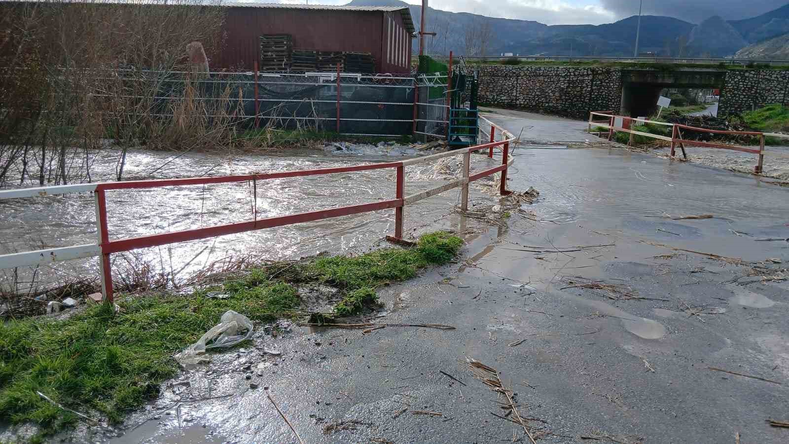 bakircay tasti somada sokaklar sular altinda kaldi 2 UcDzQfde