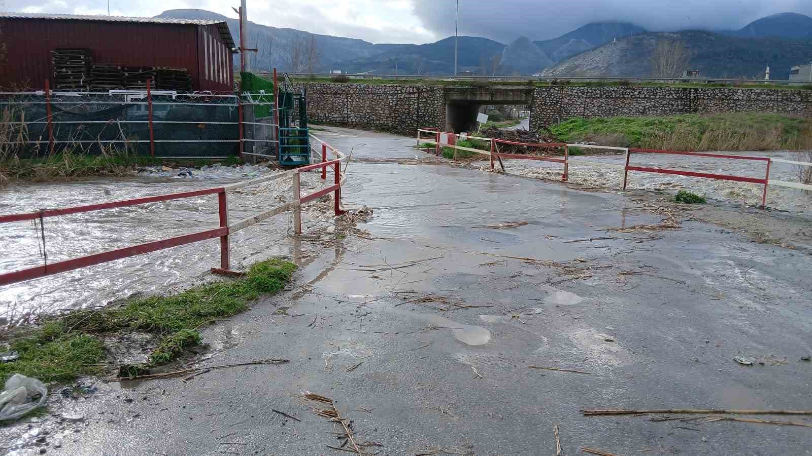bakircay tasti somada sokaklar sular altinda kaldi 3 iETHUWqW